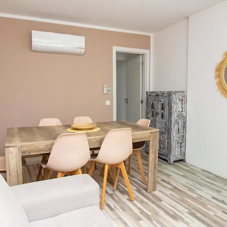 Oceanfront Fortress בית נופש *